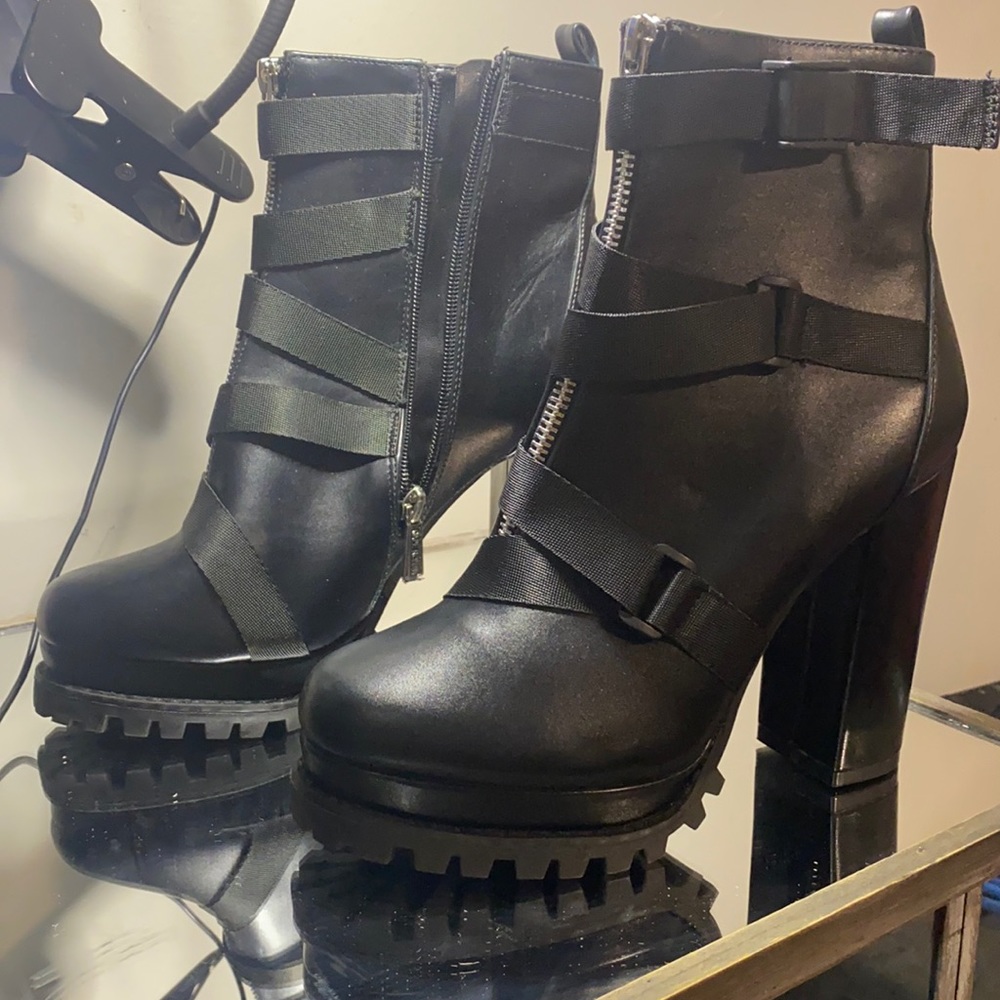 Black combat boots w chunky heel